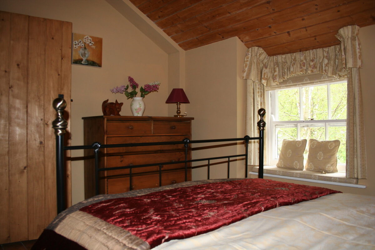 Clydfan Cottage main bedroom