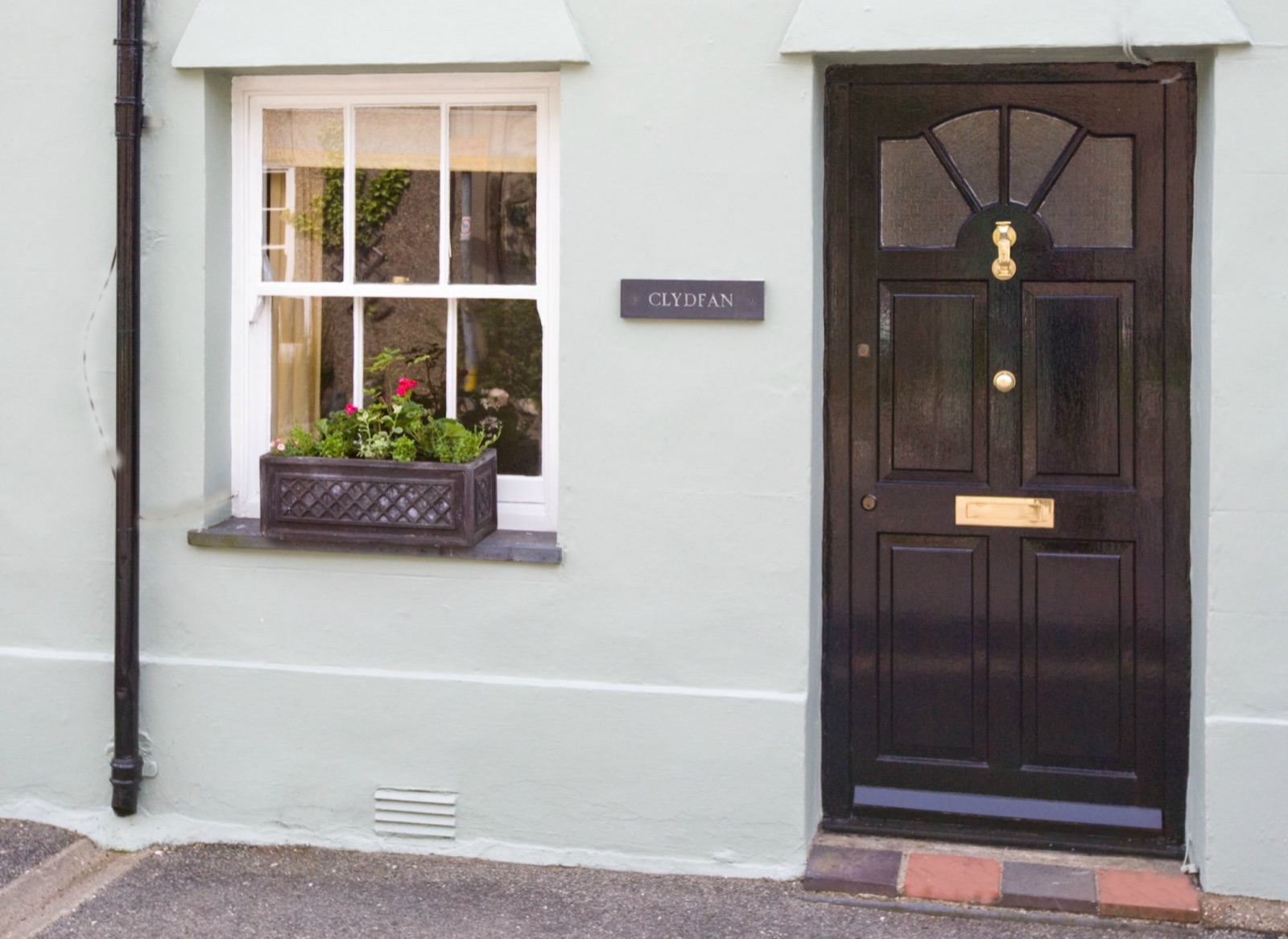 Clydfan Cottage front exterior